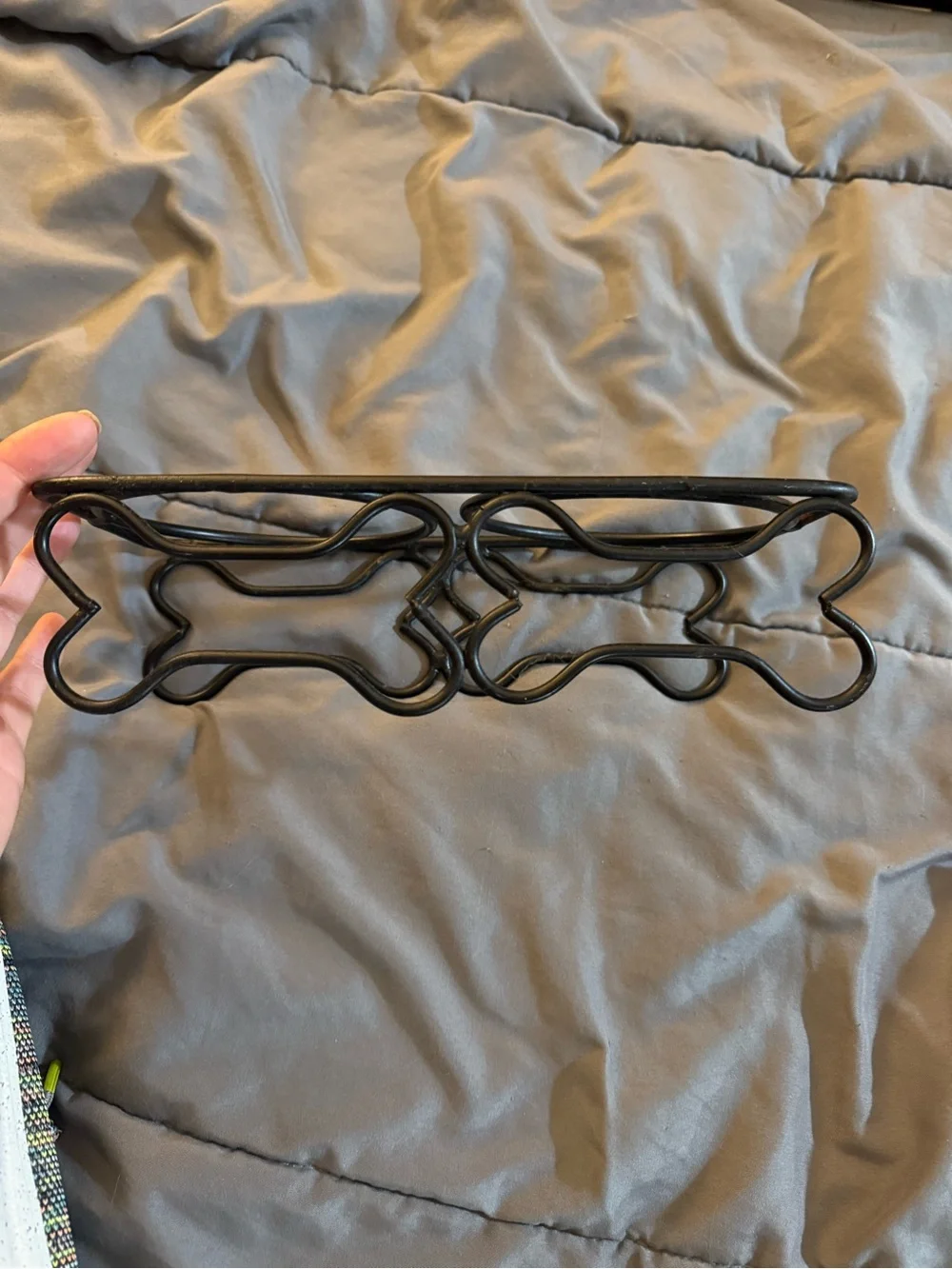 Bone-Shaped Metal food bowl holder